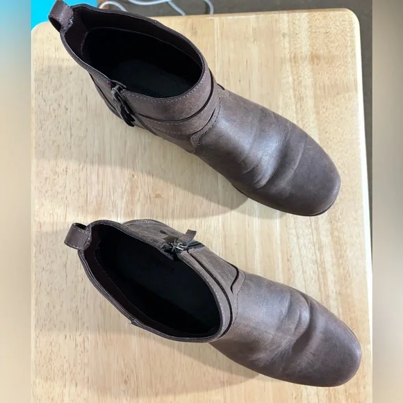 Easy Spirit Brown Ankle Boots with Side Zipper - Picture 4 of 6